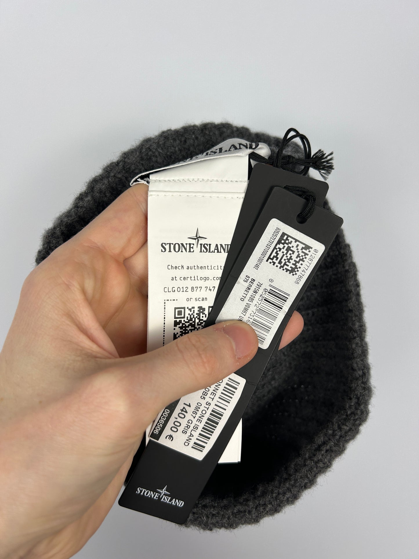 Berretto grigio scuro Stone Island (nuovo con cartellino)