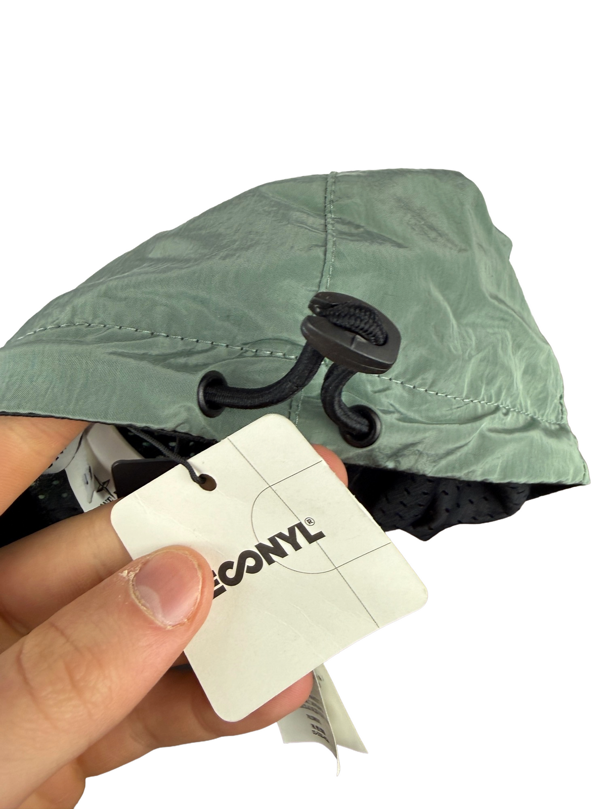 Cappello con visiera verde in econyl nylon Stone Island (nuovo con cartellino) - Taglia L