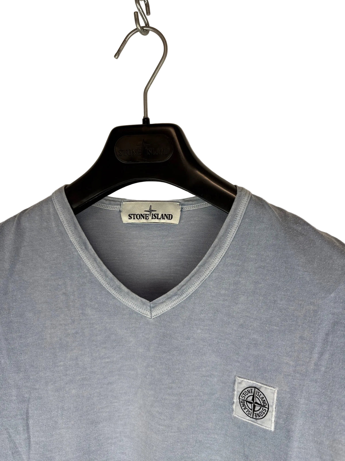 T-shirt azzurra con scollo a V Stone Island - Taglia S