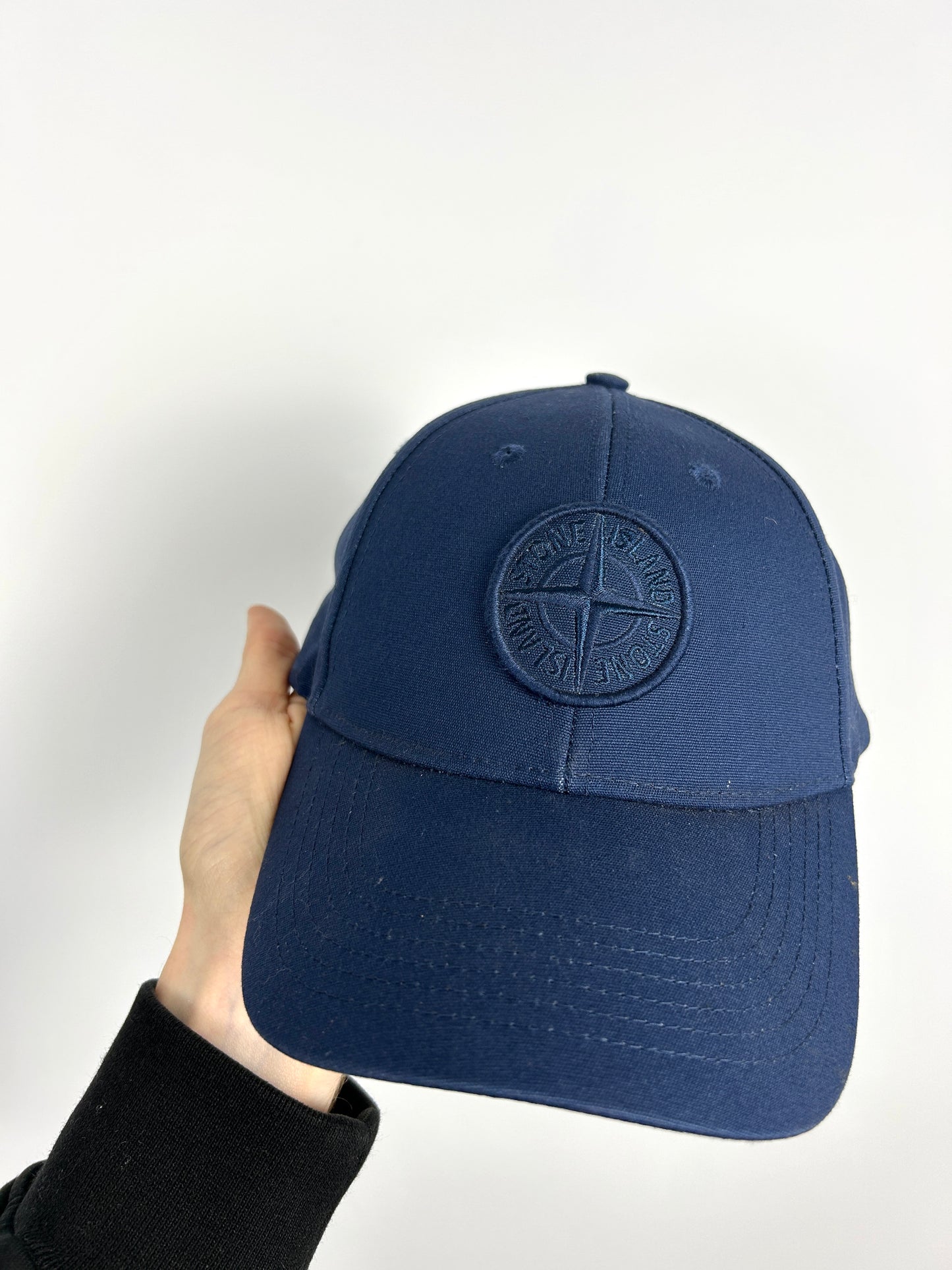 Cappello con visiera blu navy Stone Island