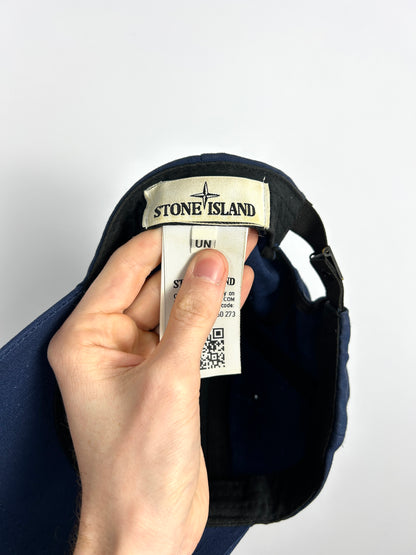 Cappello con visiera blu navy Stone Island