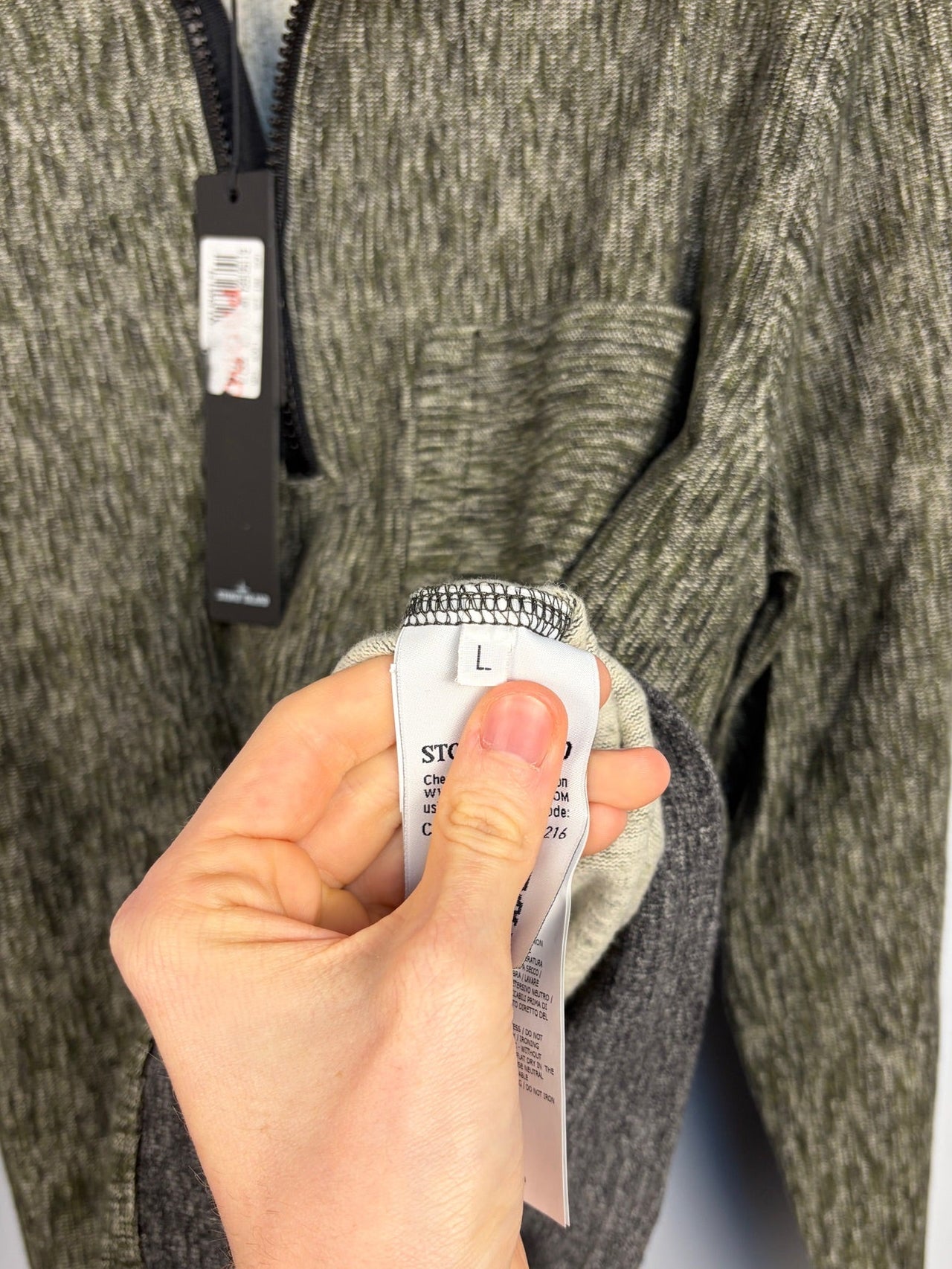 Maglione a collo alto a mezza zip verde Stone Island (nuovo con cartellino) - Taglia L