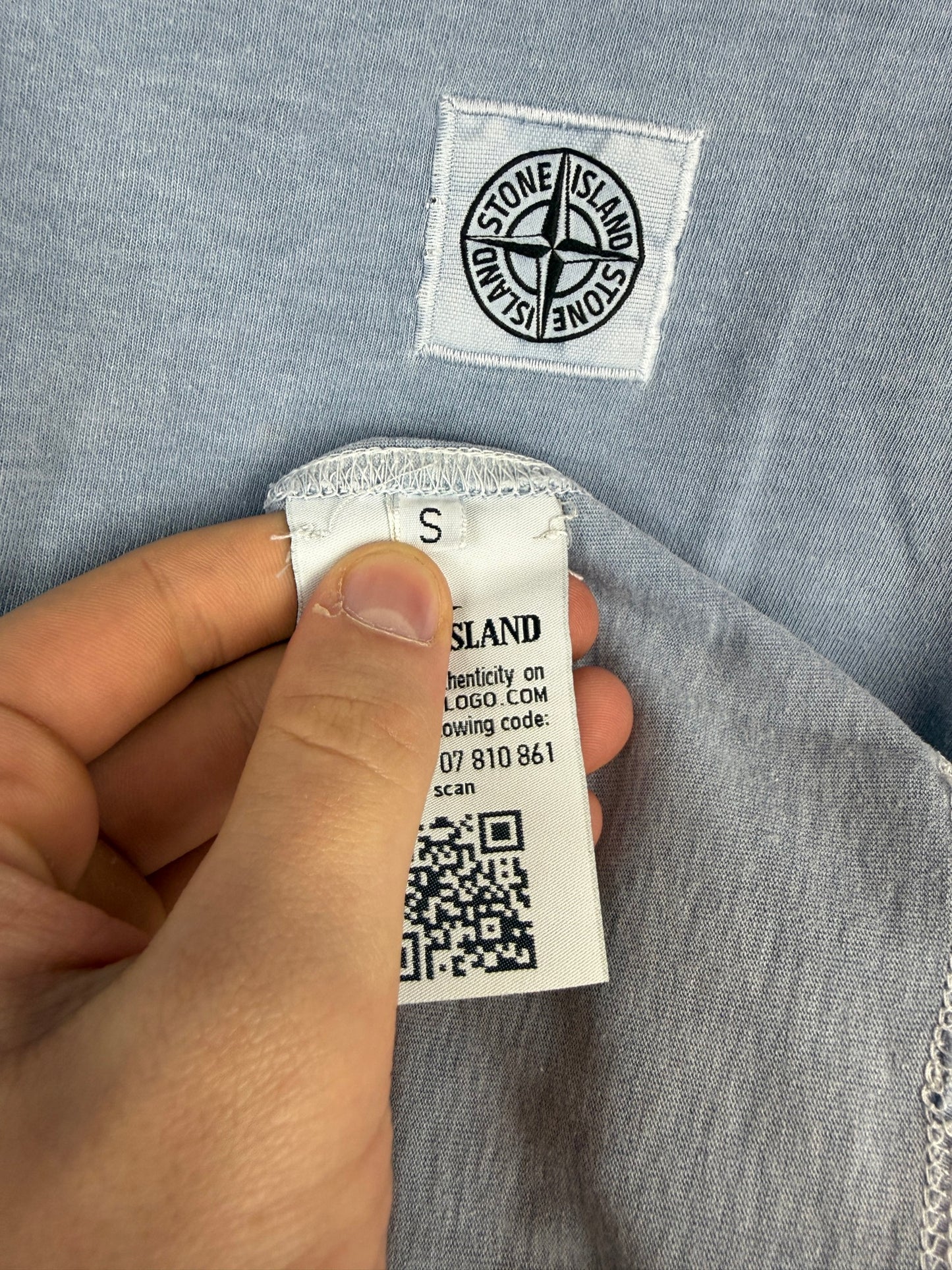 T-shirt azzurra con scollo a V Stone Island - Taglia S