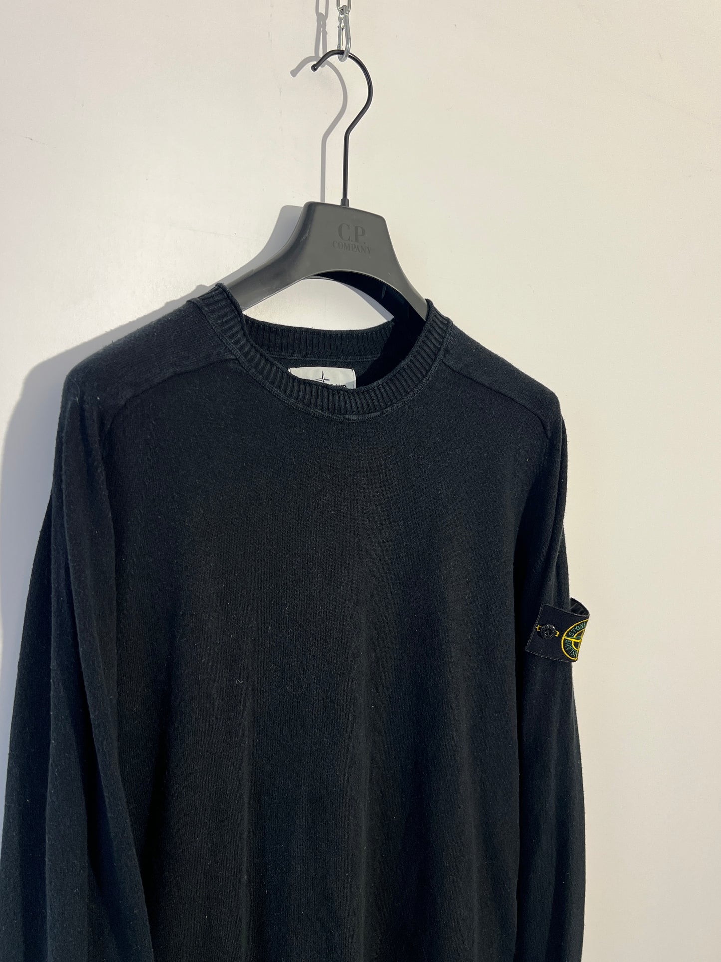 Maglione nero con strisce sui polsini Stone Island - Taglia M