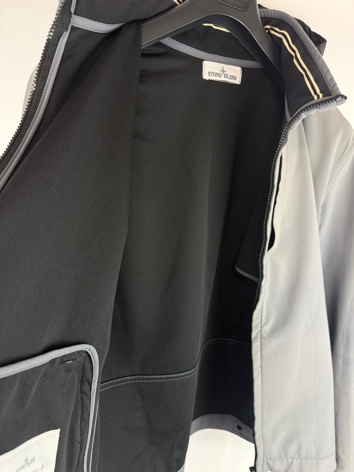 Giacca Light Soft Shell-R grigia con zip e cappuccio Stone Island - Taglia L