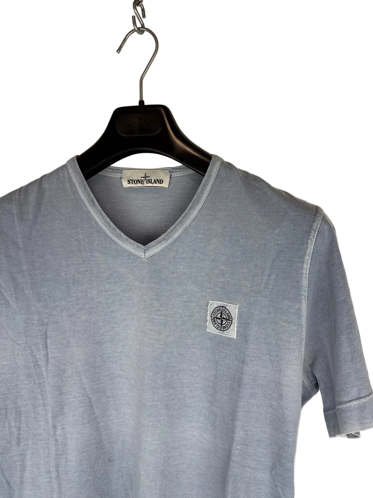 T-shirt azzurra con scollo a V Stone Island - Taglia S