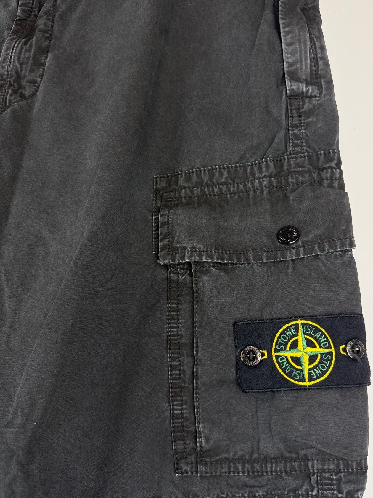 Pantaloncini cargo neri Stone Island - Taglia W40