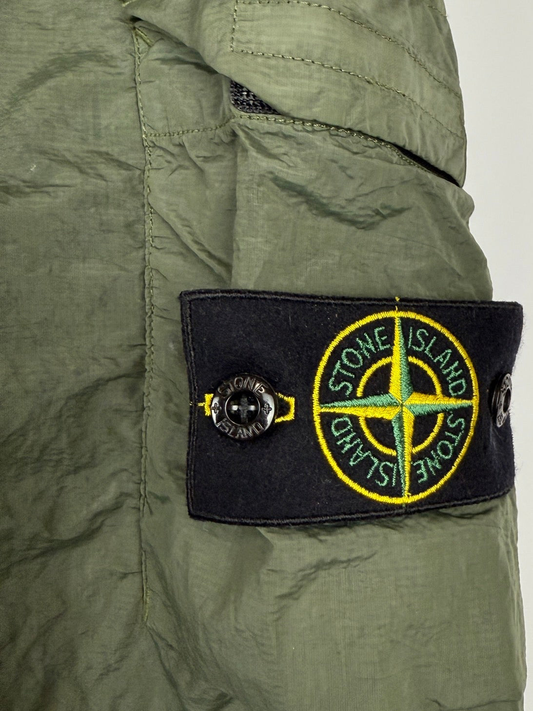 Pantaloncini cargo verdi in nylon Stone Island - Taglia W33