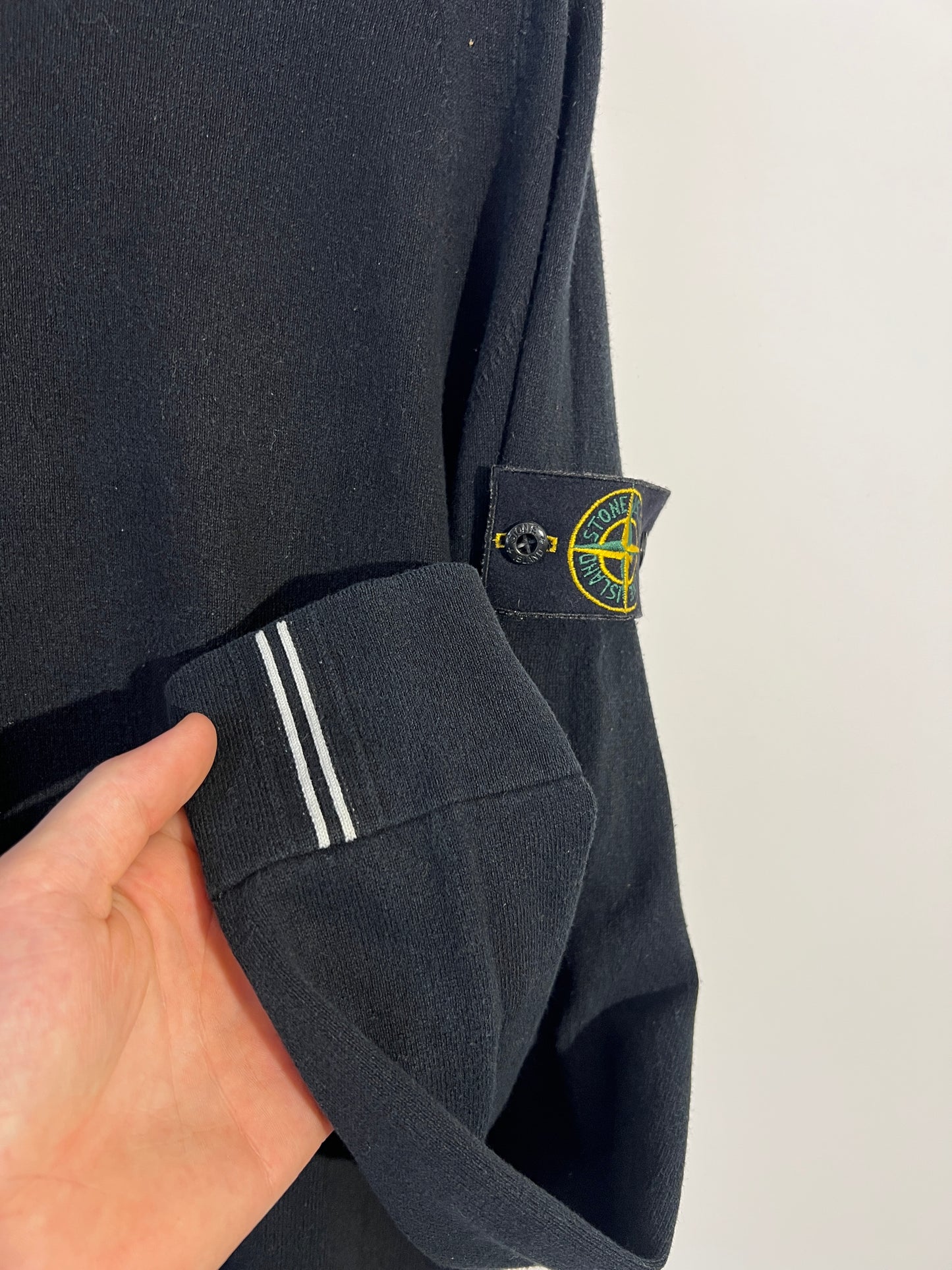 Maglione nero con strisce sui polsini Stone Island - Taglia M