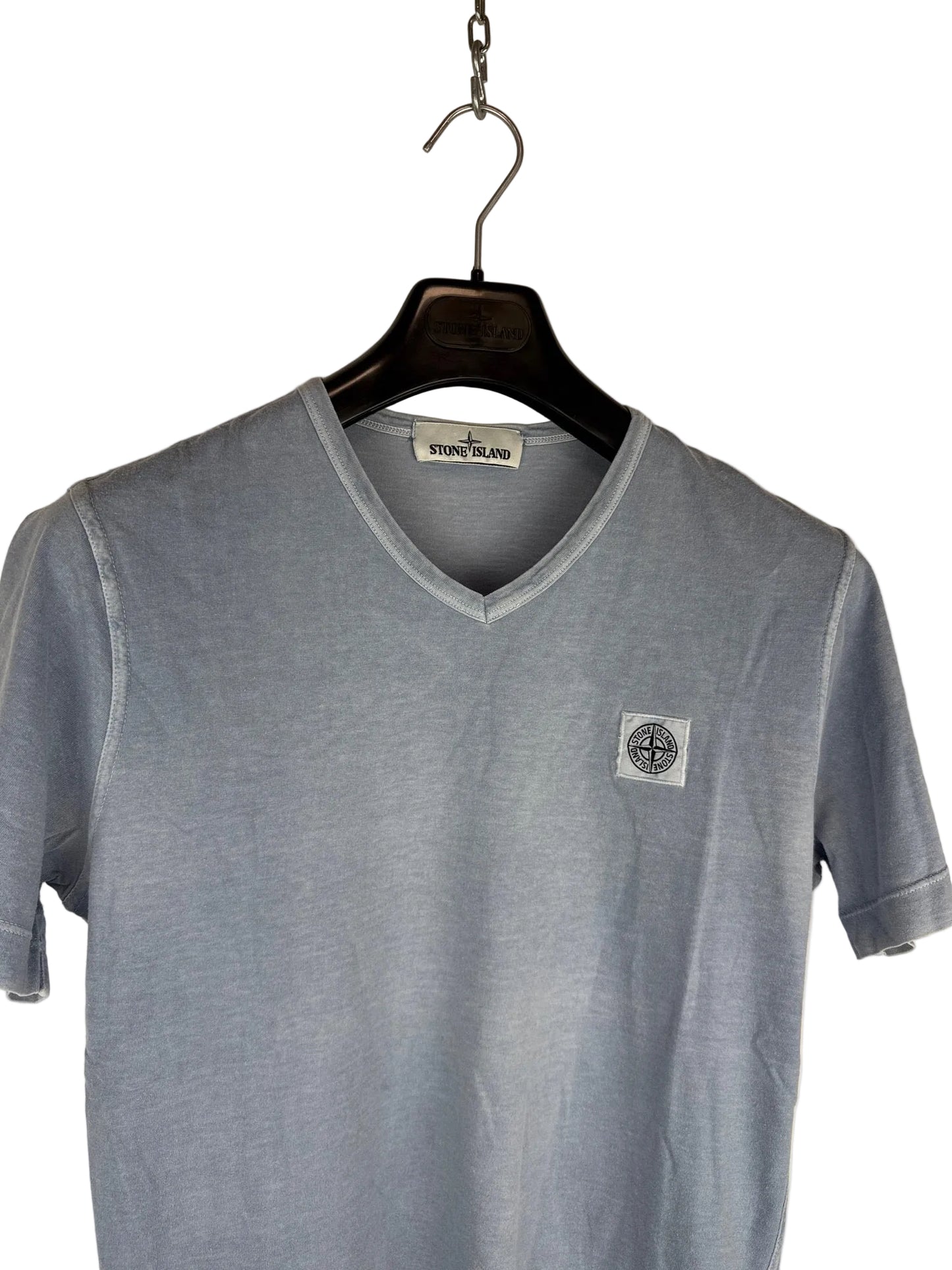 T-shirt azzurra con scollo a V Stone Island - Taglia S
