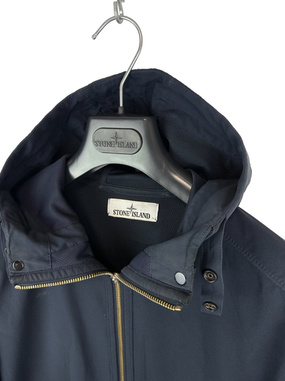 Giacca Light Soft Shell-R blu navy con zip e cappuccio Stone Island - Taglia L