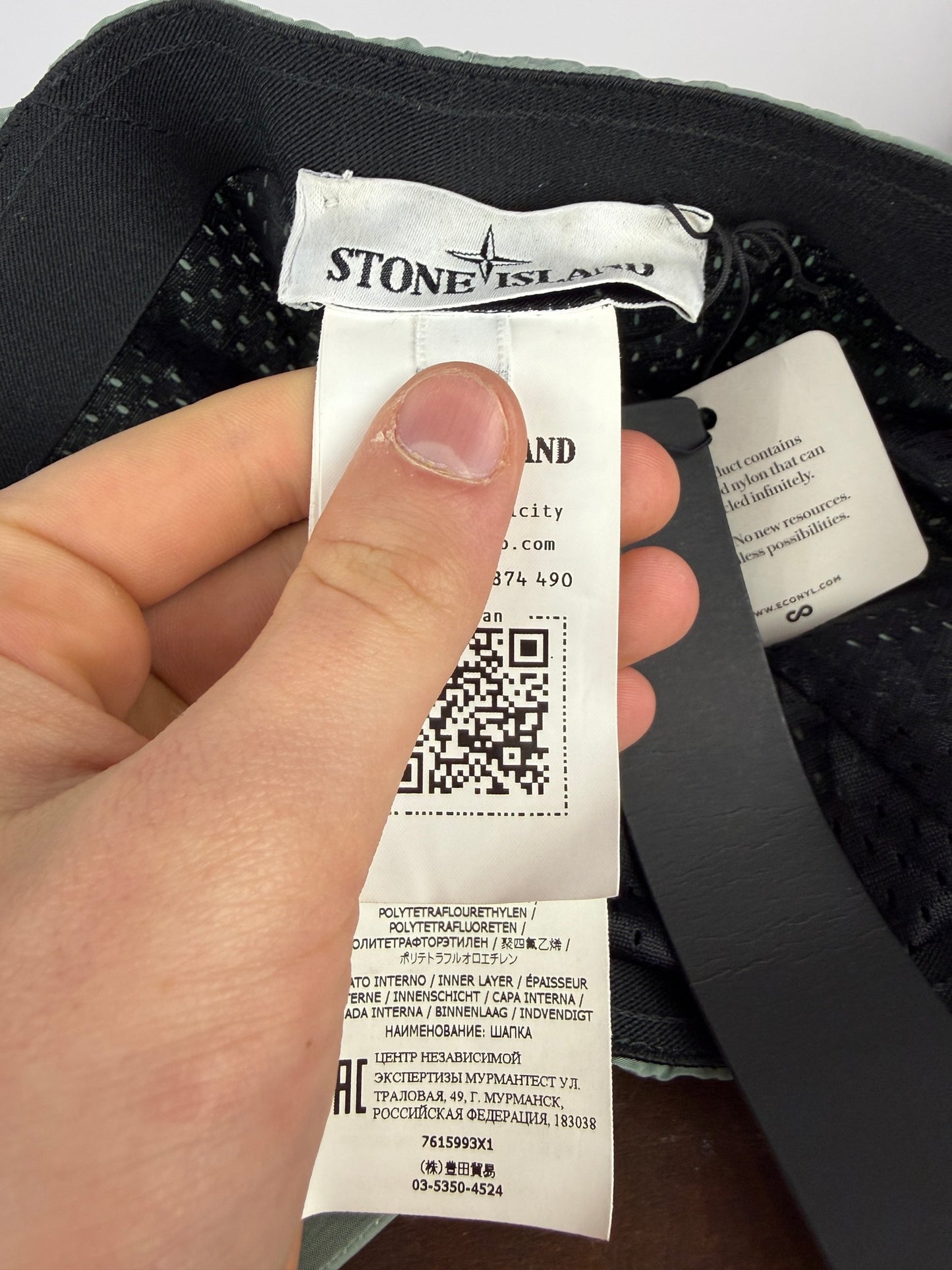 Cappello con visiera verde in econyl nylon Stone Island (nuovo con cartellino) - Taglia L