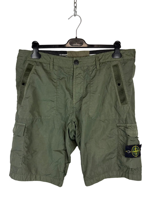 Pantaloncini cargo verdi in nylon Stone Island - Taglia W33