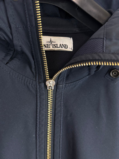 Giacca Light Soft Shell-R blu navy con zip e cappuccio Stone Island - Taglia L