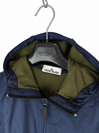 Giacca Light Soft Shell-R blu navy con zip e cappuccio Stone Island - Taglia M